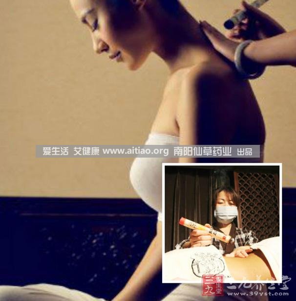 足三里穴是位于外膝的下3寸、脛骨外側一橫指左右的位置，艾灸10-15分鐘即可，需堅持一段時(shí)間，很快可以看到祛濕的效果。