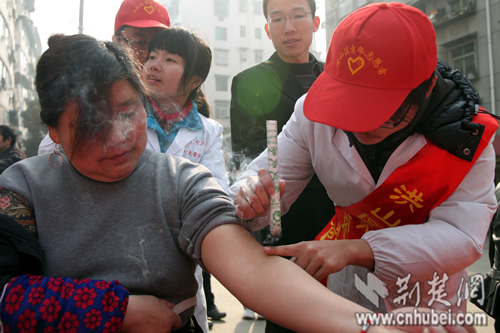 志愿者攜艾灸進(jìn)社區服務(wù)（圖）